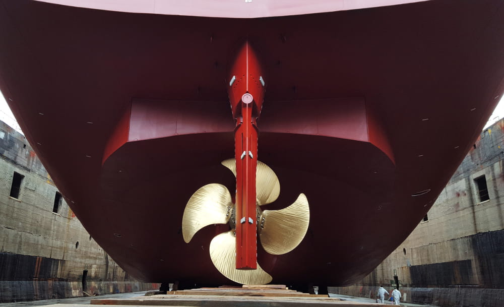 Hull with ship's propeller