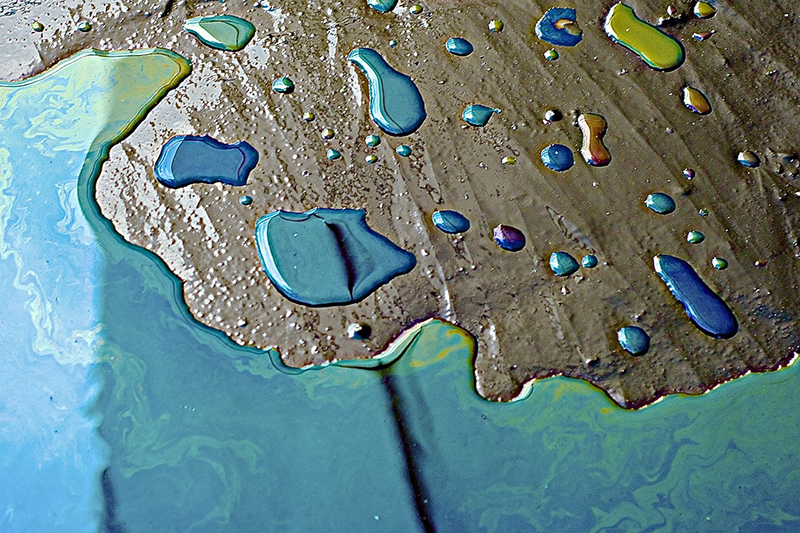 Revolutionizing oil spill cleanup, a study unveils a novel 3D interpenetrating network-coated sponge, created through a simple dipping technique, showcasing exceptional superhydrophobicity, robustness, and magnetic properties.