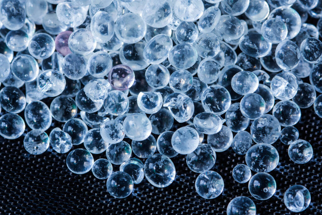 Urea-modified silica sol enables self-healing steel coating