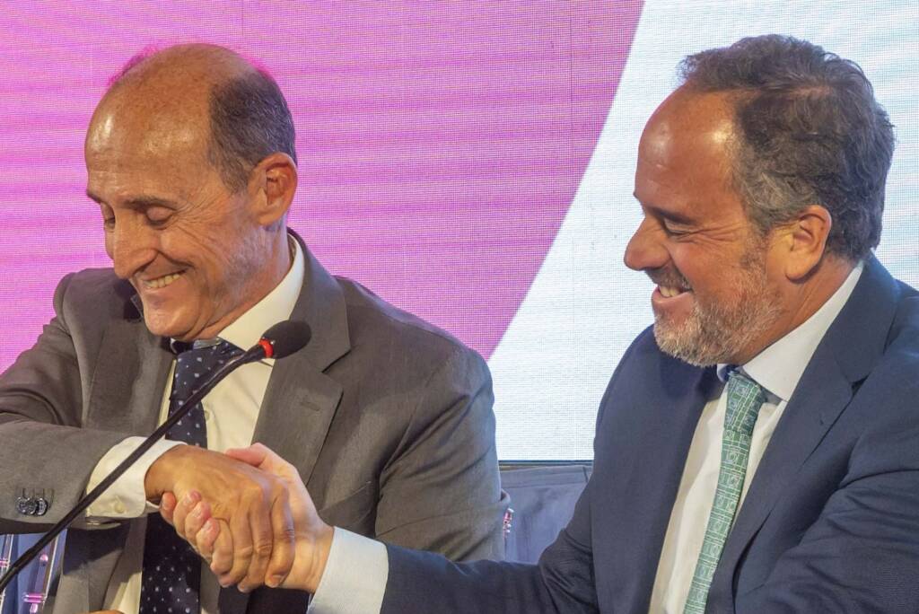 Manuel Framis (right) takes over as president of the Spanish Coatings Association Asefapi, succeeding Francisco Perelló.